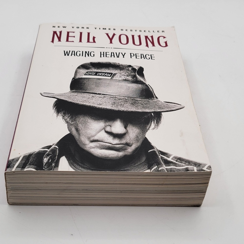 Neil Young Waging Heavy Peace Paperback 2013‎ First Plume Printing Memoir Ex